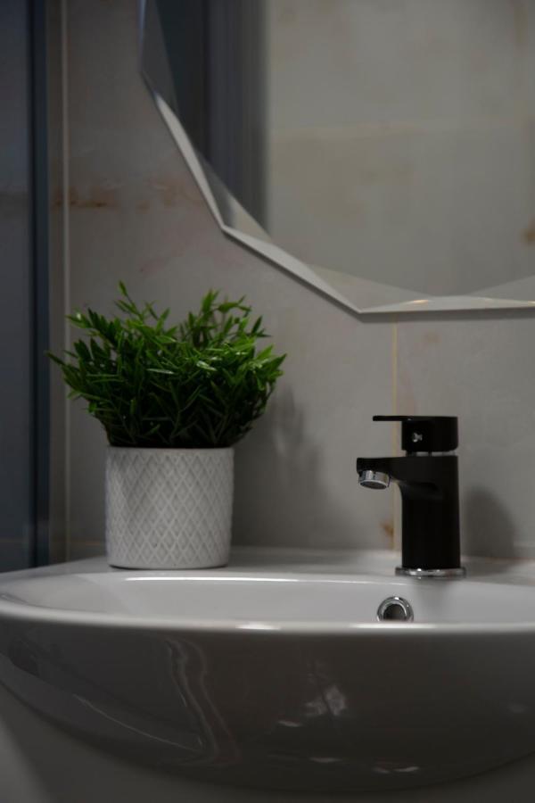 Stylish Quentin Apartment In The King Street Budapest Kültér fotó
